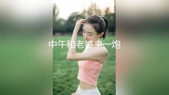 漂亮淫妻 疼不疼 不疼 很舒服 黑丝红高跟大奶老婆被爱舔逼的单男操的很满足