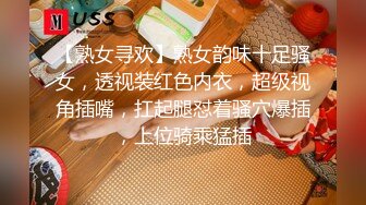  对这个贴身白衣的丰满美女无法抵挡，肉体丰腴迷人前凸后翘跪爬扶着鸡巴埋头吸吮软肉啪啪吞吐呻吟