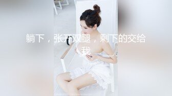 渣男趁着女友上班和女友的闺蜜在出租屋偷情这女的真是骚一边吃屌一边玩手机