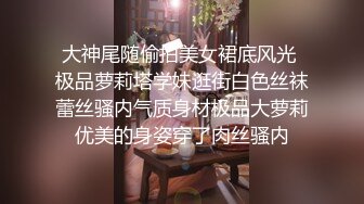 美丽的金发女郎亚历克西斯骑上她选择的交通工具去欧洲观光时看起来很性感。城里的任何其他游客可能会忽略这