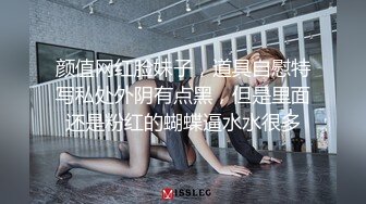 黑丝丰满大屁股加极品无毛美鲍鱼，躺在床上自慰，呻吟声骚的很，想让狼友草