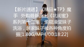 黑丝蝴蝶逼奶子很圆润的极品小少妇，深夜撩骚互动狼友，揉奶玩逼特写展示，道具摩擦