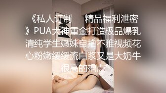 看到一对情侣偷偷进了女厕所,就知道有好戏