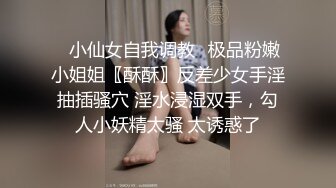 肥臀一线天馒头肥逼少妇居家展示美穴，翘起屁股超近距离对着镜头，单腿丝袜掰穴特写毛毛稀疏，来操我啊好想被操