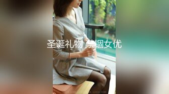 颜值不错的风骚女模特，大辫子漏出骚奶子诱惑狼友跟两位大哥激情3P，让小哥吃奶玩逼轮流爆草抽插，浪叫呻吟