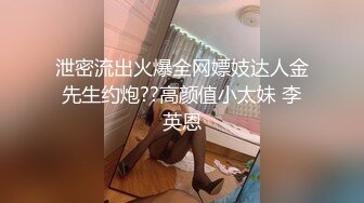 网吧里的小骚货全程露脸跑到公共卫生间里自慰，直接骑在马桶刷手柄上玩逼，嘴里叼着内裤坐插假阳具呻吟续