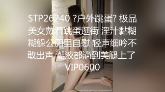 尾随偷拍开衩亮闪闪蕾丝裙美女排队买单被抄底红色蕾丝内包裹肉臀和家人逛街的白裙长腿美少妇米白骚内