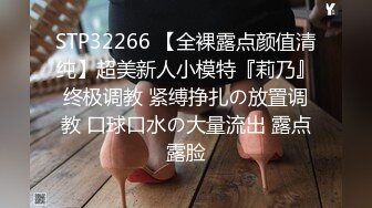 我在桌前看大片，性感女秘书桌底下偷吃大鸡巴！