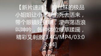 漂亮长发美女仔细的擦被自己污染的内裤