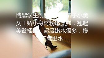 颜值不错的骚货镜头前疯狂虐逼直播，惊爆眼球大粗号假鸡巴双道具一起疯狂抽插骚穴，拳交手掏逼，精彩又刺激