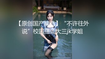 【MP4/HD】桌子下偷偷自慰！憋不住跑到厕所尿尿，仓库掏出屌深喉，骑乘位爆操骚逼