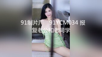  牛仔短裤美女干完骚逼后趁机又爆菊,痛的要躲开,被男的抱住狂干