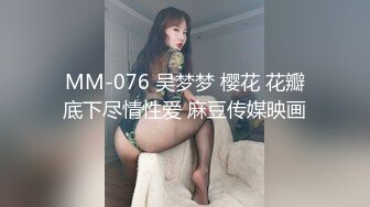 楚楚可怜的小妞，躺在客厅椅上，被哥哥用手抠淫穴，无套大干！