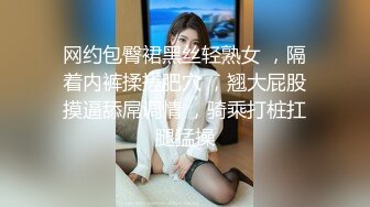 穿着碎花裙的小骚货被我无套后入操出白浆