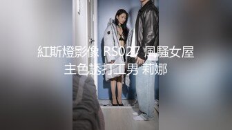 赤身裸体给儿子洗澡的宝妈,儿子好奇的一会捏下妈妈奶头,一会抓下妈妈奶子，还好奇盯着妈妈下面的毛毛看