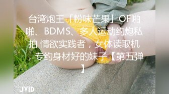 女孩偷东西被黑人发现于是承诺只要好好服务黑人他就不会报警并且送给她