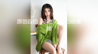 内射抱操，半推半就的00后娇小美女，去她家操