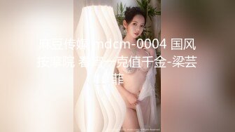 半夜儿子偷偷溜进妈妈房间 对着裸睡的妈妈打飞机