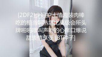   饥渴少妇网约饥渴大哥,刚进房间就耐不住直扒衣服.少妇差点扛不住