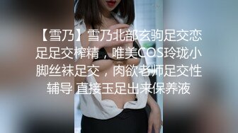 迷人的少妇全程露脸情趣装黑丝袜诱惑，珍珠内裤摩擦着骚逼呻吟，大黑牛自慰阴蒂表情好骚，淫声荡语不断刺激