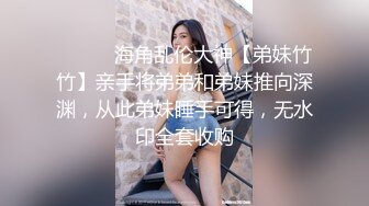 现在的小孩太牛逼 初中男同学在操场上看着手机小视频打飞机 被女同学偷拍下来了