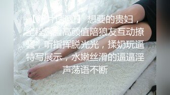 专注的玩游戏大奶女友想要主动拿出肉棒吃 受不了提屌爆操内射