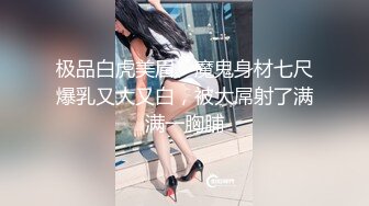 抄底JK裙美眉