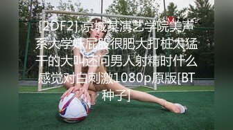 广西爱笑的甜甜女友，吃完鸡被男友拉出门绑在两棵树中间，供过往车辆观赏！