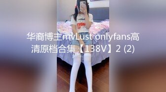 公交车上看到一个娇小美女一路跟踪偷拍美鲍