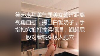 白皙性感的美女嫩模艾栗栗被3男高价钱约到公寓啪啪,同时伺候3人忙不过来,每次只能被2人同时插.