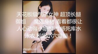 【两只小母狗】00后眼镜妹和姐妹一起，翘起美臀玻璃棒双洞齐插，一线天馒头肥穴，穿戴假屌骑乘操逼，年龄不大骚的很