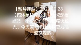  猥琐小哥迷翻漂亮的小女友找来朋友一起来玩3P