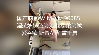 -一步裙职业装性感美女被男友约到酒店发现他朋友也在说这样好尴尬啊!半推半就一起3P轮流干