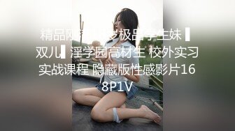 咖啡店女厕全景偷拍美女尿尿??居然还有美女在自摸