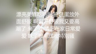 商場小飾品攤前連續抄到三個美女裙底風光,其中一個穿著透明內內