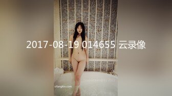 嘘嘘到一半，发出怪声吓美女