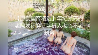 真实母女双飞全程露脸，幸福小哥玩弄母女花，先给狼友展示骚逼，沙发上就把老骚妈干了，轮草抽插浪荡呻吟