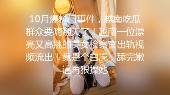 长发美女修电瓶车中间随她去趟厕所妹子竟然把小穴掰开