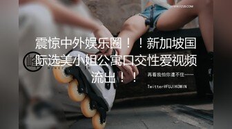 在她光滑的脸上磨擦