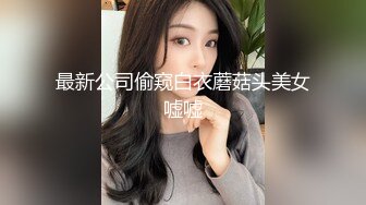 新婚小夫妻客廳啪啪,墻上掛著結婚照,貼著白頭偕老,真應景