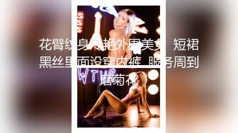  俊男靓女激情3P玩弄风骚小母狗，渣男接了杯尿给骚逼喝真淫荡，一起鸳鸯浴