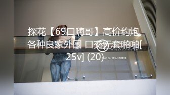    网约骚女激情4P，一男三女镜头前的淫荡，沙发上揉奶玩逼，轮草三女激情抽插，淫声荡语不断