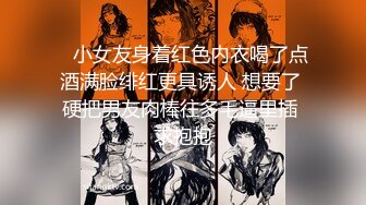 【新片速遞】 喜欢户外的美女骚货跟小哥野外车震超刺激，撅着屁股掰开骚穴给狼友看，车上口交大鸡巴让小哥抓着奶子干射嘴