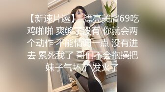 厕拍新人小哥拿着手机躲进步行街路边沟厕偷拍美女尿尿