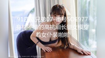 【新片速遞】完美身材轻熟女，眼镜御姐范老公躺在床上被榨干了，自己道具自慰，逼逼如此粉嫩