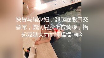 人妻美少妇全程露脸黑丝诱惑伺候3个小哥的大鸡巴，揉奶玩逼淫声荡语各种抽插，无套蹂躏射在小嘴里精彩刺激