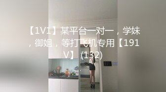 白皙美乳新人嫩妹两男一女3P大战，开档黑丝高跟鞋深喉口交，上位骑坐边操边口多种姿势换着操，铺上吸水垫喷水在上面