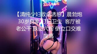 商场女厕全景偷拍美女服务员的极品小黑鲍