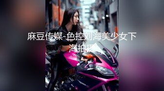 【新片速遞】   商场女厕全景偷拍制服女职员的微毛小黑鲍