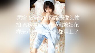  丝袜女仆情趣装颜值不错很嫩小少妇激情3P，伺候两个小哥哥主动上位抽插嘴里还叼着大鸡巴